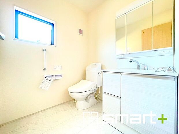 ～窓付きの明るいトイレ～ ・外からの日差しを取り込むので、昼間は窓からの光で十分ですね。 ・洗面スペースがトイレにもあるので、朝の支度など同じ時間帯でもそれぞれゆったりとできます。 