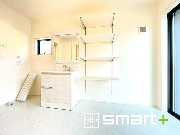 ～収納も充実の洗面所～ ・洗面所にはリネンスペースを設ける事でタオルや洗剤などの置場にも困りません。 ・意外とリネンスペースがある物件は少ないので、ぜひ現地でその魅力をご確認ください。 