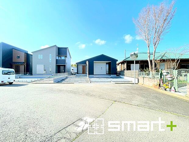 ~閑静な住宅街の立地~ ・周辺は閑静な住宅街となっておりますので、静かな暮らしをご実現いただけます。 ・前面道路の交通量も多くないので、小さなお子様がいるご家庭でもご安心ですね。