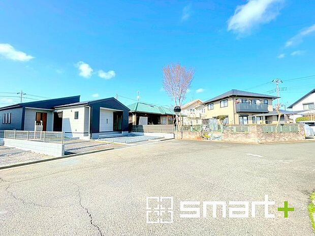 ～十分な広さのある前面道路～ ・前面道路は約6ｍございますので、お車でのすれ違いも楽々で余計なストレスがかかりません。 ・日々お車での移動が多い方には大切なポイントですね。 