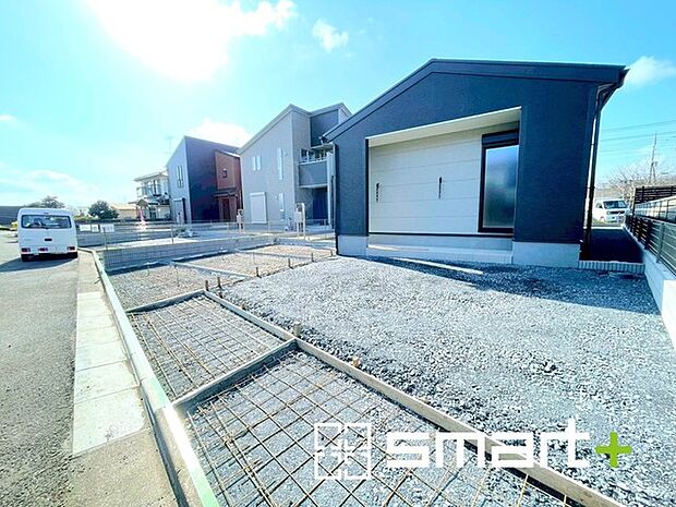 ～ゆとりあるカースペース～ ・セカンドカーや来客時にも困らないカースペースは並列駐車可能でお車の出し入れもラクラク。 ・カーポートなどのオプションもお気軽にご相談くださいませ。