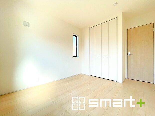 ~2面採光の明るいお部屋~ ・洋室は2面採光とする事で穏やかな陽の入る明るい空間となっております。 ・くつろぎのプライベート時間を明るい空間で穏やかにお過ごしいただけます。
