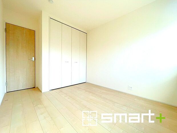 ～収納豊富な洋室～ ・各居室に備え付けの収納をご用意。タンスなどを置く場合と比べ出っ張らないので部屋の中を有効のご活用いただけます。 ・収納の広さなどぜひ現地でご確認くださいませ。 