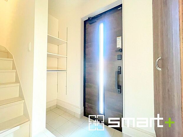 ～収納スペース充実の玄関周り～ ・玄関ドアにガラス部分を設ける事で穏やかな陽の入る玄関になります。 ・便利な稼働式の棚付きで高さや大きさのあるものもスッキリしまえて快適。