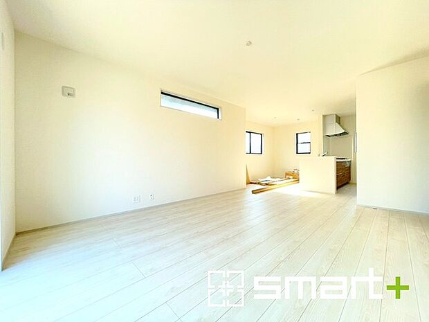 ～穏やかな陽の入るＬＤＫ～ ・大きな窓のあるＬＤＫは陽当りも良好で明るい空間となっております。 ・ご家族団らんなど過ごす時間の多いＬＤＫが明るいのは嬉しいポイントですね。