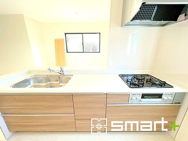 ～人気のカウンターキッチン～ ・キッチンには余計な柱が無いので、リビングが見渡せ開放感のある造りとなっております。 ・蛇口には浄水器が内蔵されるなど機能面でも優れたキッチンです。 