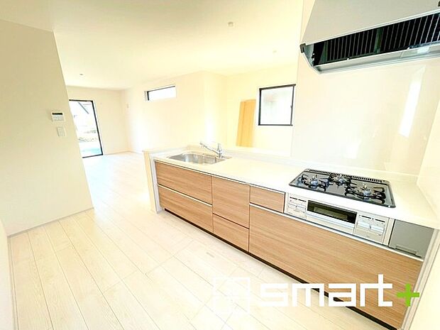 ~使い勝手の良いシステムキッチン~ ・料理がしやすい設計のキッチンでお料理もはかどりますね。 ・もちろんキッチン下部は収納になっておりますので、フライパンなども収納可能です。