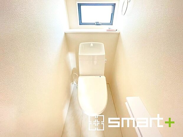 ～小窓付きの明るいトイレ～ ・使用後や掃除の際には新鮮な空気を取り込み換気ができます。 ・背面のスペースにちょっとした棚を設置すれば、トイレットペーパーのストックなども置けますね。
