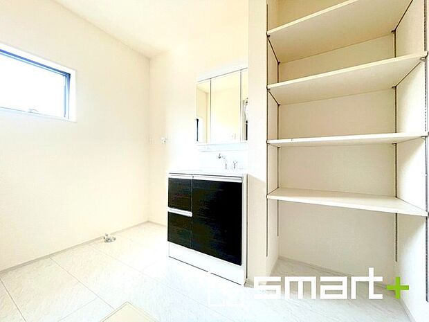 ~収納も充実の洗面所~ ・洗面所にはリネンスペースを設ける事でタオルや洗剤などの置場にも困りません。 ・意外とリネンスペースがある物件は少ないので、ぜひ現地でその魅力をご確認ください。