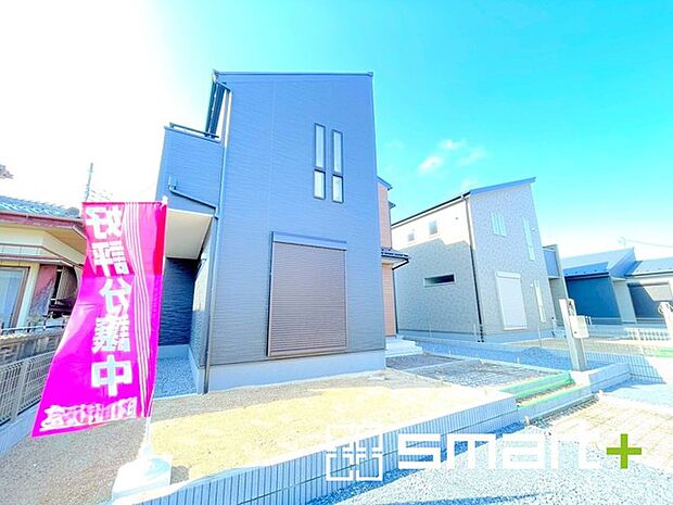 ~お庭もある余裕の敷地~ ・広々した敷地にはお庭もご用意。お庭があるだけで余裕を感じますね。 ・防草シートや人工芝の敷設などのオプションもお気軽にご相談くださいませ。