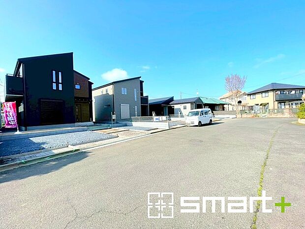 ～十分な広さのある前面道路～ ・前面道路は約6ｍございますので、お車でのすれ違いも楽々で余計なストレスがかかりません。 ・日々お車での移動が多い方には大切なポイントですね。