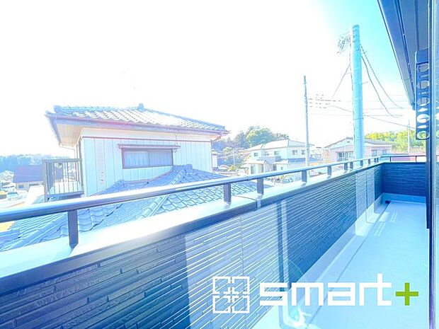 ～洗濯物も干しやすいバルコニー～ ・陽当たり良好な南側のバルコニーは2部屋から出入りができて毎日のお洗濯も快適。 ・テラス屋根等のオプションもお気軽にご相談くださいませ。