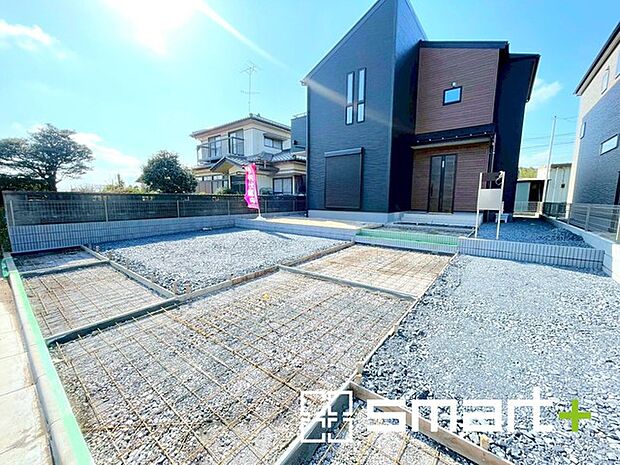 ~ゆとりあるカースペース~ ・セカンドカーや来客時にも困らないカースペースは並列駐車可能でお車の出し入れもラクラク。 ・カーポートなどのオプションもお気軽にご相談くださいませ。