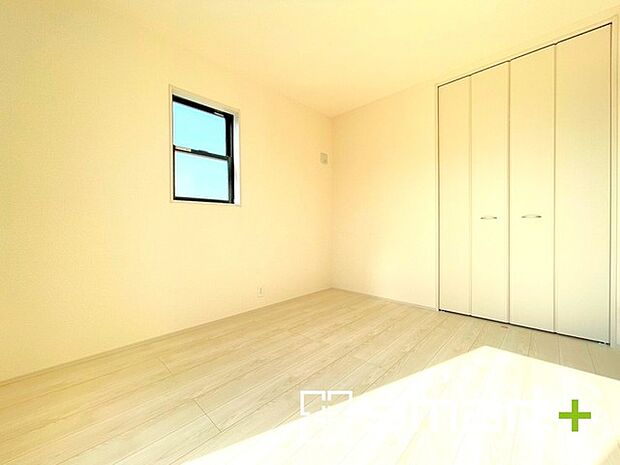 ～バルコニーに面した洋室～ ・大きな窓からたっぷりの光が舞い込み、お部屋全体を優しく包み込んでくれます。 ・収納付きなので整理整頓しやすく、生活空間が広がりますね。