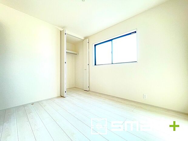 ～収納豊富な洋室～ ・各居室に備え付けの収納をご用意。タンスなどを置く場合と比べ出っ張らないので部屋の中を有効のご活用いただけます。 ・収納の広さなどぜひ現地でご確認くださいませ。 
