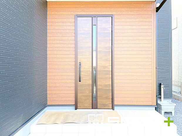 ～お住まいの顔「玄関」～ ・木のぬくもりを感じる木目調の玄関ドアで暖かみのある玄関に。 ・来客時に誰が来たかすぐにわかるモニター付きのインターフォンは防犯対策にもなります。