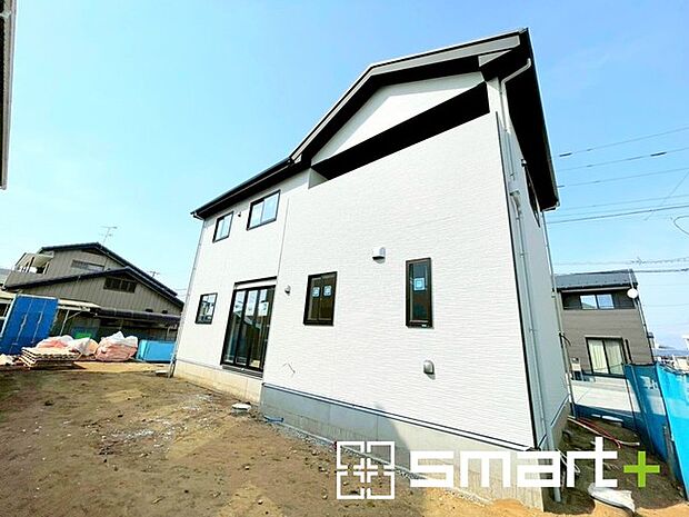 ～ベタ基礎でしっかりとした土台～ ・コンクリートの中に鉄筋を配し強度を高めた「ベタ基礎」を採用。 ・しっかりとした土台を造ったうえで、その上に建物が築造されていきます。 