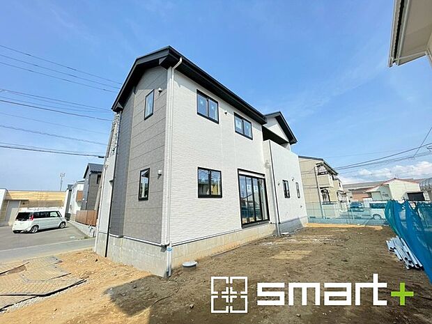~広々したお庭のある邸宅~ ・余裕の敷地には広いお庭もご用意。 ・ガーデニングや安らぎの空間として、倉庫を置いたりと様々な活用が可能です。 ・人工芝の敷設などもお気軽にご相談くださいませ。