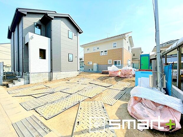 ~ゆとりあるカースペース~ ・セカンドカーや来客時にも困らないカースペース並列駐車可能でお車の出し入れもラクラク。 ・カーポートなどのオプションもお気軽にご相談くださいませ。