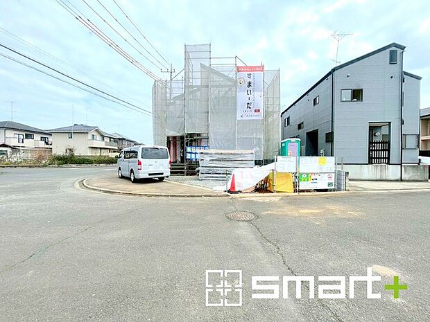 ~開放感ある角地のお住まい~ ・2方向が空く事で開放感のある角地に位置しております。 ・窮屈な感じが無く、ゆったりと暮らせるこの魅力をぜひ現地でご体感くださいませ。