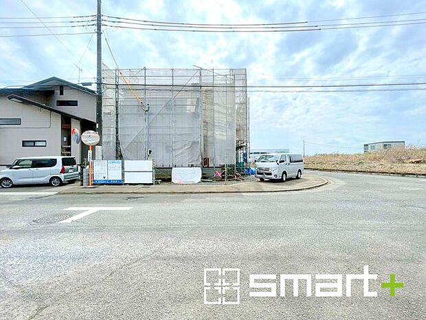 ~閑静な住宅街の立地~ ・周辺は閑静な住宅街となっておりますので、静かな暮らしをご実現いただけます。 ・前面道路の交通量も多くないので、小さなお子様がいるご家庭でもご安心ですね。