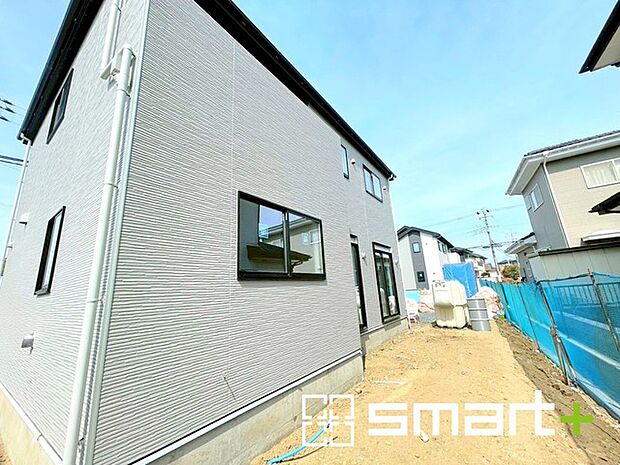 ～お庭もある余裕の敷地～ ・広々した敷地にはお庭もご用意。お庭があるだけで余裕を感じますね。 ・防草シートや人工芝の敷設などのオプションもお気軽にご相談くださいませ。 