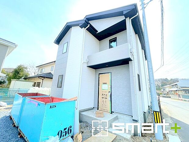 ～ベタ基礎でしっかりとした土台～ ・コンクリートの中に鉄筋を配し強度を高めた「ベタ基礎」を採用。 ・しっかりとした土台を造ったうえで、その上に建物が築造されていきます。 