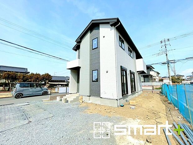 ～閑静な住宅街の立地～ ・周辺は閑静な住宅街となっておりますので、静かな暮らしをご実現いただけます。 ・前面道路の交通量も多くないので、小さなお子様がいるご家庭でもご安心ですね。 