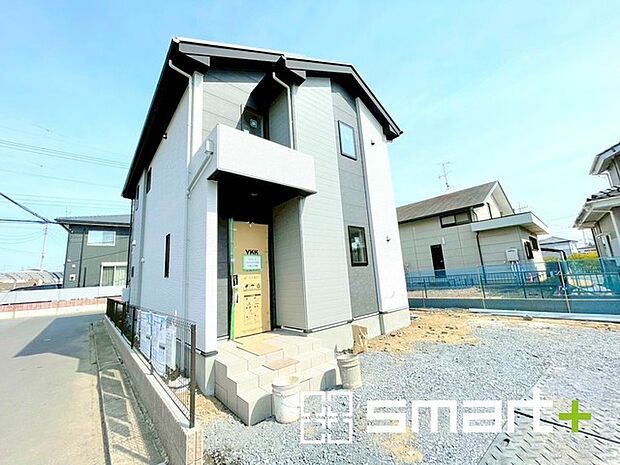 ~ベタ基礎でしっかりとした土台~ ・コンクリートの中に鉄筋を配し強度を高めた「ベタ基礎」を採用。 ・しっかりとした土台を造ったうえで、その上に建物が築造されていきます。