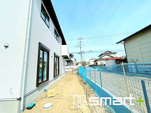 ～お庭もある余裕の敷地～ ・広々した敷地にはお庭もご用意。お庭があるだけで余裕を感じますね。 ・防草シートや人工芝の敷設などのオプションもお気軽にご相談くださいませ。 