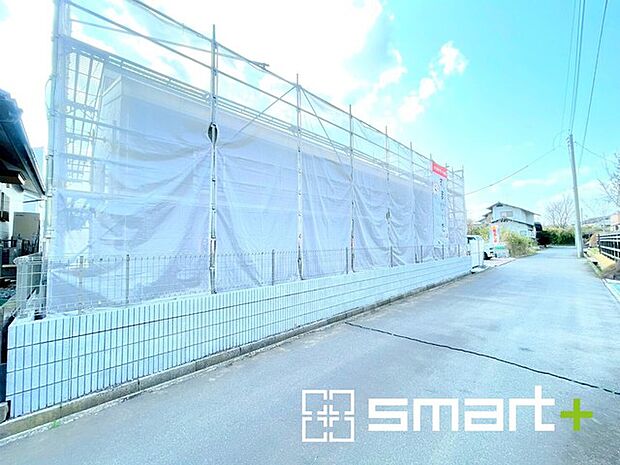 ~閑静な住宅街の立地~ ・周辺は閑静な住宅街となっておりますので、静かな暮らしをご実現いただけます。 ・前面道路の交通量も多くないので、小さなお子様がいるご家庭でもご安心ですね。