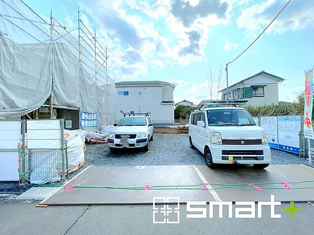 ~ゆとりあるカースペース~ ・セカンドカーや来客時にも困らないカースペース2台分は並列駐車可能でお車の出し入れもラクラク。 ・カーポートなどのオプションもお気軽にご相談くださいませ。