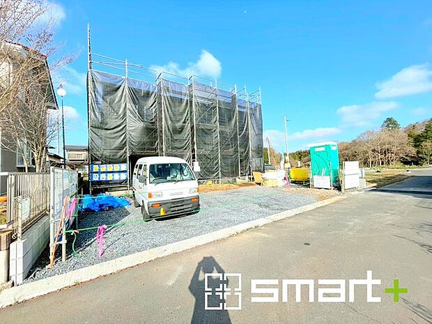 ~閑静な住宅街の立地~ ・周辺は閑静な住宅街となっておりますので、静かな暮らしをご実現いただけます。 ・前面道路の交通量も多くないので、小さなお子様がいるご家庭でもご安心ですね。