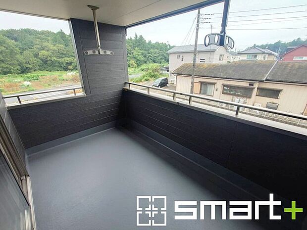 ~屋根付きのバルコニー~ ・バルコニーは屋根付きなので急な雨でも安心です。 ・奥行きもあるので洗濯物が干しやすいのも嬉しいポイントですね。