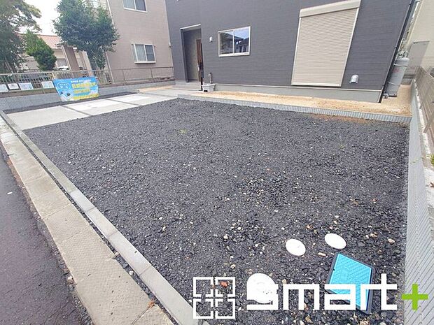 ~駐車場は3台分ご用意~ ・駐車場は3台分ございますので、車通勤の方や複数台お持ちの方にもお勧めのお住まいです。 ・ご来客の際も安心の余裕の敷地です。