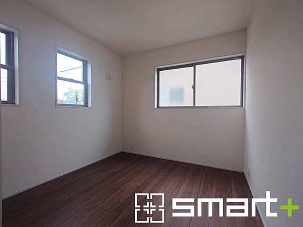 ~2面採光の明るいお部屋~ ・洋室は2面採光とする事で穏やかな陽の入る明るい空間となっております。 ・くつろぎのプライベート時間を明るい空間で穏やかにお過ごしいただけます。