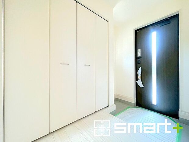 ～穏やかな陽が入る玄関～ ・玄関ドアにガラス部分を設ける事で穏やかな陽の入る玄関になります。 ・備え付けのシューズボックスはたっぷりしまえて玄関がスッキリ片付きますね。 