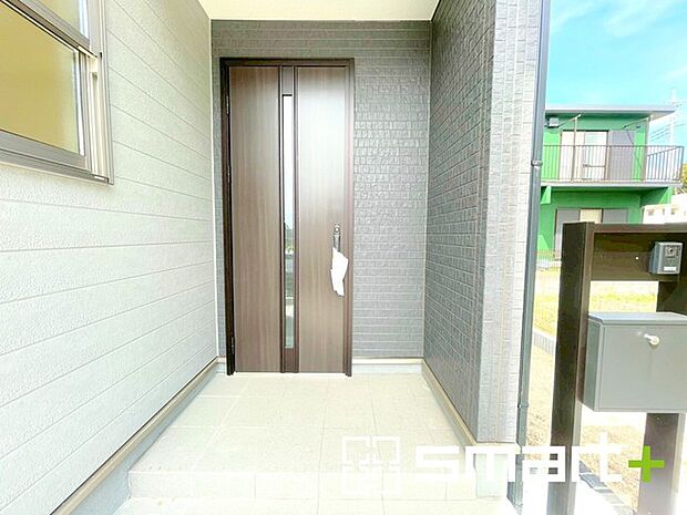～お住まいの顔「玄関」～ ・玄関ドアの上にはもちろん軒がございますので、雨の日でも濡れずに鍵の開閉が可能です。 ・鍵は防犯性に優れたディンプルキーを採用。 