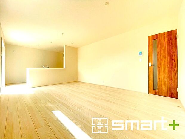 ～窓からはたっぷりの陽光～ ・日当り良好のＬＤＫは隣接する和室を開放すると20帖超の広々とした空間になります。 ・家事をしながらご家族との会話が楽しめる人気のカウンターキッチンも魅力です。 