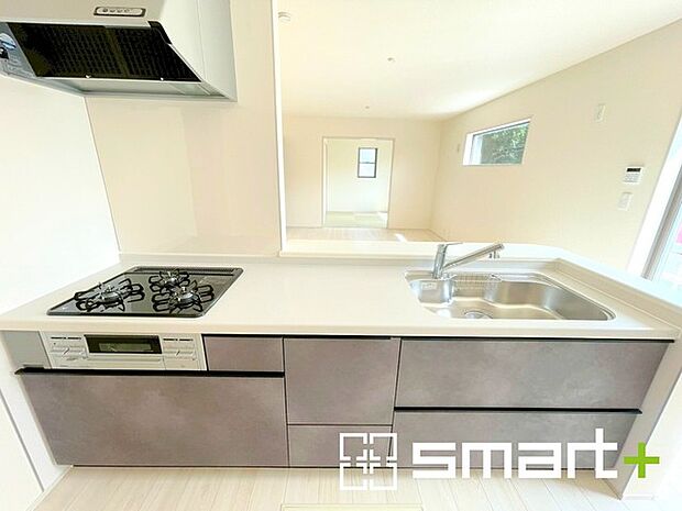 ～人気のカウンターキッチン～ ・キッチンには余計な柱が無いので、リビングが見渡せ開放感のある造りとなっております。 ・蛇口には浄水器が内蔵されるなど機能面でも優れたキッチンです。 