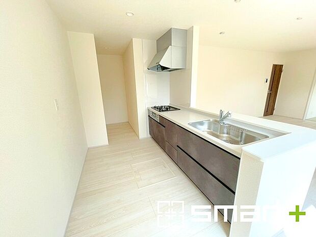 ～使い勝手の良いシステムキッチン～ ・料理がしやすい設計のキッチンでお料理もはかどりますね。 ・もちろんキッチン下部は収納になっておりますので、フライパンなども収納可能です。 