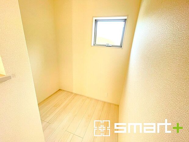 ～ウォークインクローゼット～ ・衣類をハンガーに掛けたまま収納できるウォークインクローゼットは重宝しますね。 ・季節ものや小物類なども整理整頓しやすく生活空間が広がります。 