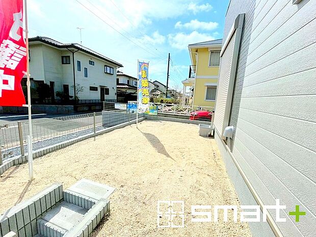 ～お庭もある余裕の敷地～ ・広々した敷地にはお庭もご用意。お庭があるだけで余裕を感じますね。 ・防草シートや人工芝の敷設などのオプションもお気軽にご相談くださいませ。 