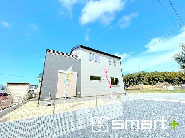 ～閑静な住宅街の立地～ ・周辺は閑静な住宅街となっておりますので、静かな暮らしをご実現いただけます。 ・前面道路の交通量も多くないので、小さなお子様がいるご家庭でもご安心ですね。 