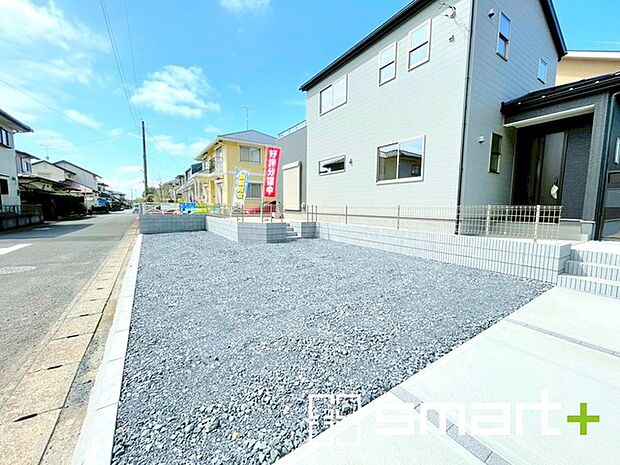 ～ゆとりあるカースペース～ ・セカンドカーや来客時にも困らないカースペースは並列駐車も可能でお車の出し入れもラクラク。 ・カーポートなどのオプションもお気軽にご相談くださいませ。 