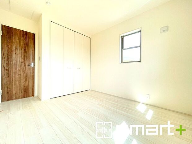 ～2面採光の明るいお部屋～ ・洋室は2面採光とする事で穏やかな陽の入る明るい空間となっております。 ・くつろぎのプライベート時間を明るい空間で穏やかにお過ごしいただけます。 