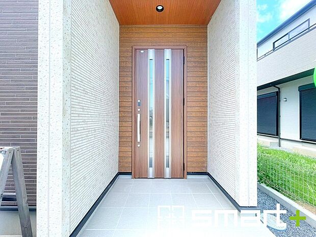 ～お住まいの顔「玄関」～ ・玄関ドアの上にはもちろん軒がございますので、雨の日でも濡れずに鍵の開閉が可能です。 ・鍵は防犯性に優れたディンプルキーを採用。 