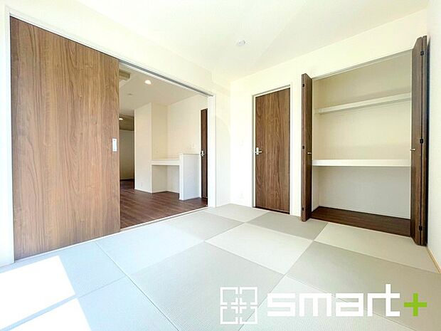 ～使い勝手の良い「和洋室」～ ・畳敷きに建具は洋風、というハイブリッド型の「和洋室」。和室と洋室の良い所を組み合わせたお部屋です。 ・やはり畳の香りは心が落ち着きますね。 