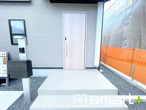 ~お住まいの顔「玄関」~ ・玄関ドアの上にはもちろん軒がございますので、雨の日でも濡れずに鍵の開閉が可能です。 ・鍵は防犯性に優れたディンプルキーを採用。