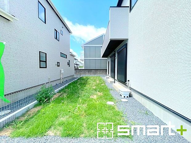 ~お庭もある余裕の敷地~ ・広々した敷地にはお庭もご用意。お庭があるだけで余裕を感じますね。 ・防草シートや人工芝の敷設などのオプションもお気軽にご相談くださいませ。